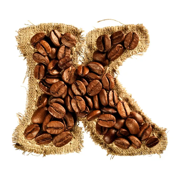 Alfabeto de grãos de café na textura do tecido isolado em branco — Fotografia de Stock