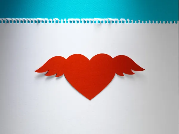 Corazón de San Valentín con alas de ángel hechas de papel sobre fondo blanco — Foto de Stock