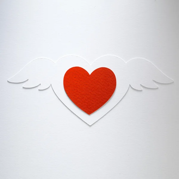Coração de Valentim com asas de anjo feitas de papel sobre fundo branco — Fotografia de Stock