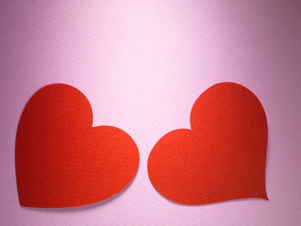 Valentine dag paar harten gemaakt van papier op roze papier achtergrond — Stockfoto