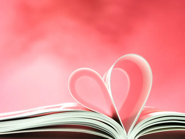 Páginas de un libro curvado en forma de corazón — Foto de Stock