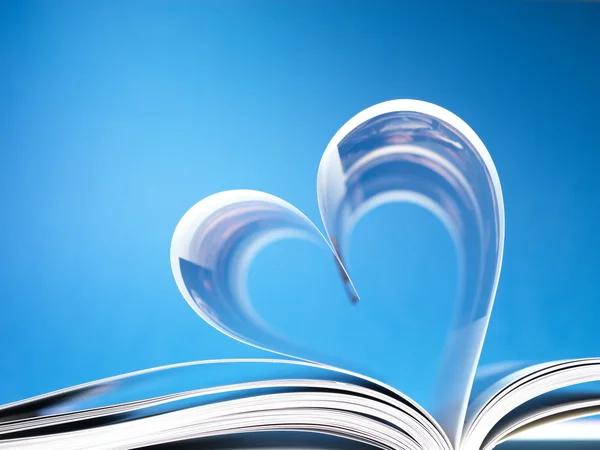 Páginas de un libro curvado en forma de corazón — Foto de Stock