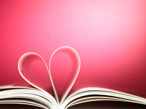 Σελίδες ενός βιβλίου καμπυλωμένες σε σχήμα καρδιάς — Φωτογραφία Αρχείου