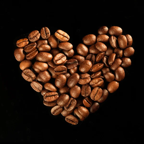 San Valentín corazón de granos de café en negro —  Fotos de Stock