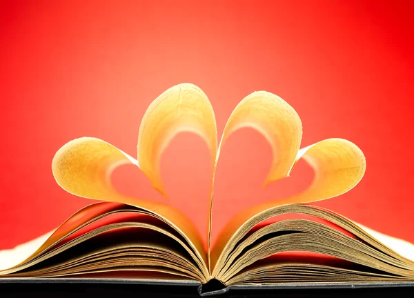 Páginas de un libro curvado en forma de corazón — Foto de Stock