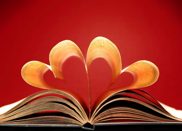 Páginas de un libro curvado en forma de corazón — Foto de Stock