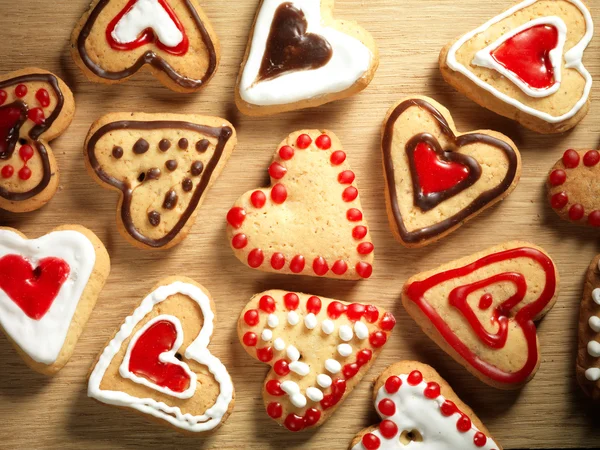 Galletas en forma de corazón sobre fondo de mesa de madera —  Fotos de Stock