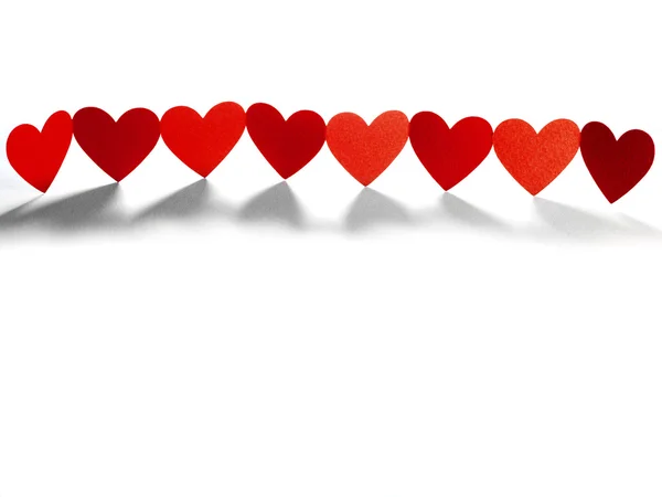 Grup kırmızı valentine kalpler zinciri, kağıt tekne bağlı. — Stok fotoğraf