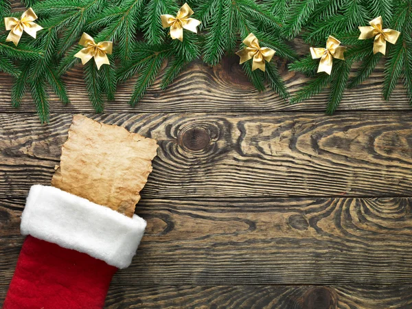 Χριστουγεννιάτικο έλατο με διακόσμηση σε ξύλινη σανίδα — Φωτογραφία Αρχείου