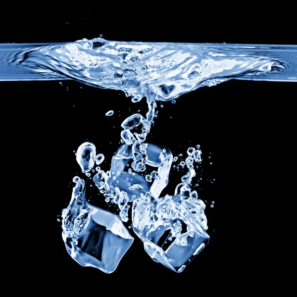 Kostka ledu spadl, izolované na bílém — Stock fotografie