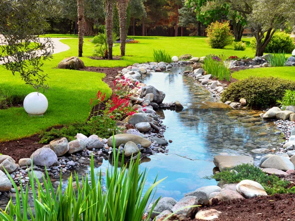 Frühlingsblumen im asiatischen japanischen Garten — Stockfoto