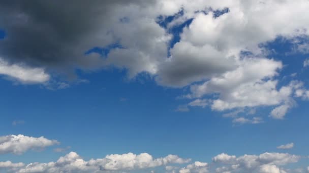 Μπλε ουρανός με άσπρα σύννεφα — Αρχείο Βίντεο
