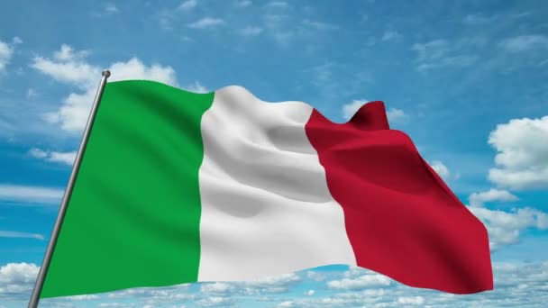 Italien Flagge weht vor Zeitraffer-Wolken Hintergrund — Stockvideo