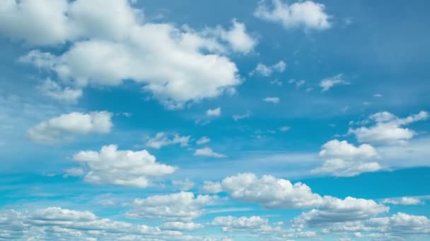 Zeitraffer-Clip von weißen, flauschigen Wolken über blauem Himmel — Stockvideo