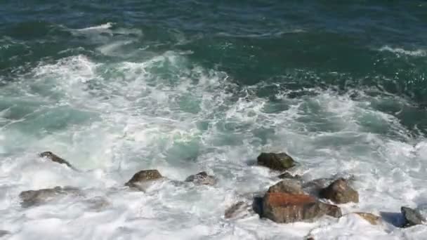 Rock med stora stenar i havet och vågorna med skum — Stockvideo