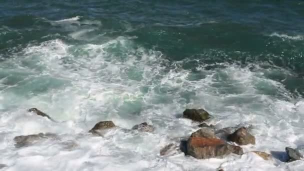 Roccia con le grandi pietre nel mare e onde con schiuma — Video Stock