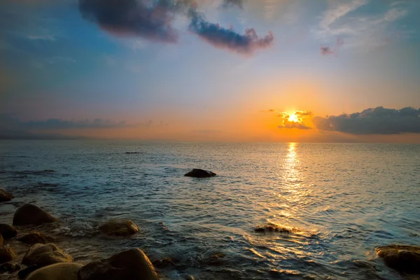 Stranden och havet solnedgång — Stockfoto