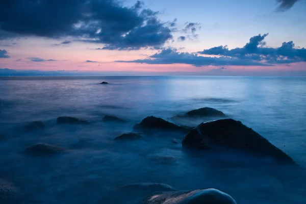 Plage et coucher de soleil sur la mer — Photo