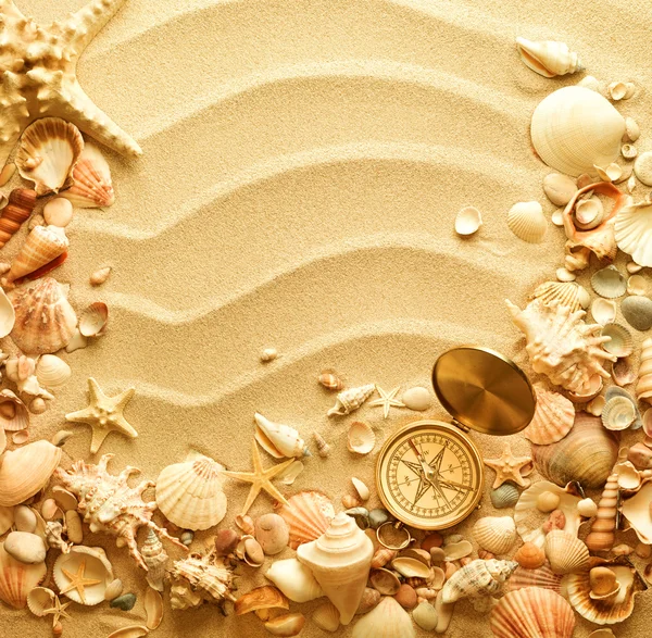 Conchas marinas y brújula vieja con arena —  Fotos de Stock