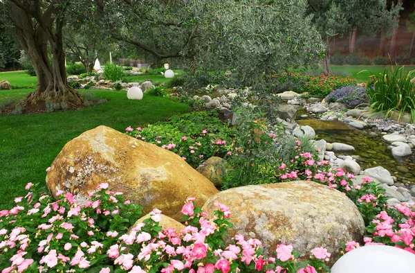 Fiori primaverili nel giardino asiatico — Foto Stock