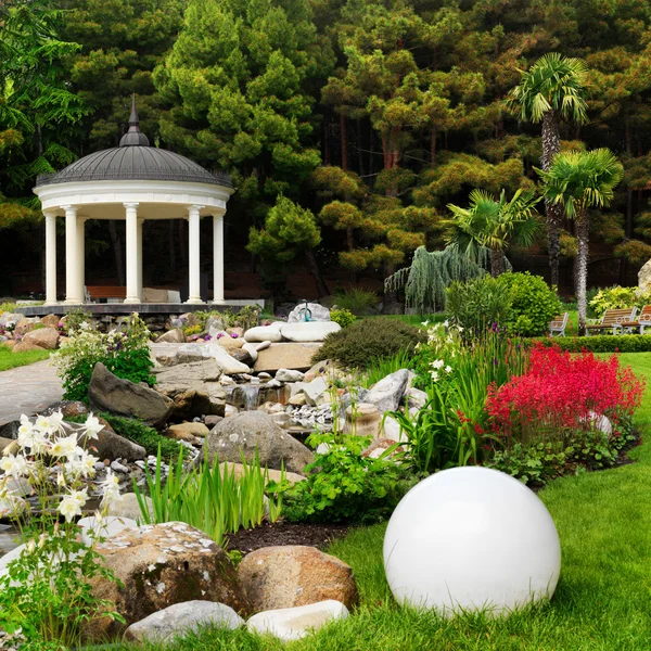 Vårblommor i den asiatiska trädgården — Stockfoto