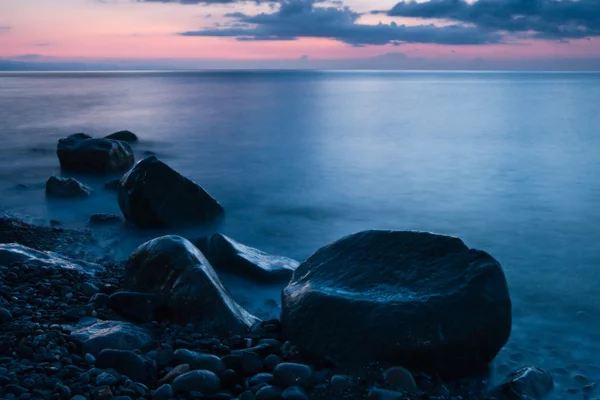 Pláž a moře při západu slunce — Stock fotografie