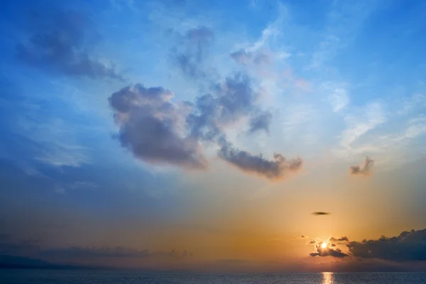 Orange und blauer Sonnenuntergang am Strand — Stockfoto