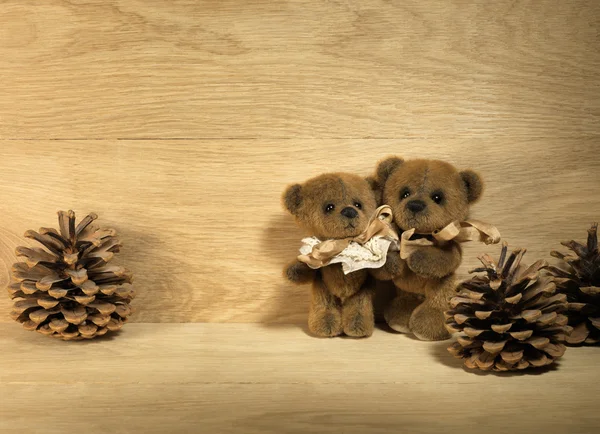 Ahşap zemin üzerinde oyuncak ayılar — Stok fotoğraf
