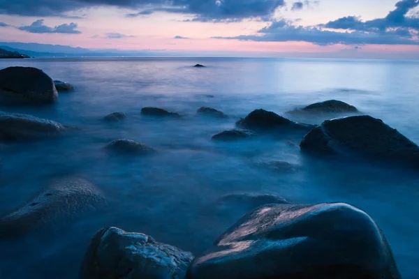 Pláž a moře při západu slunce — Stock fotografie