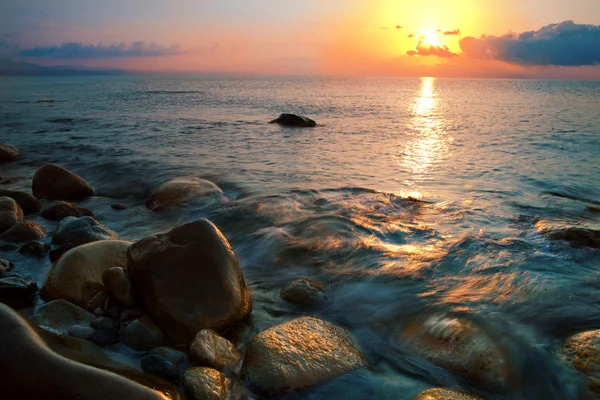 Plage et coucher de soleil sur la mer — Photo