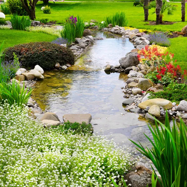 Frühlingsblumen im asiatischen Garten Stockfoto