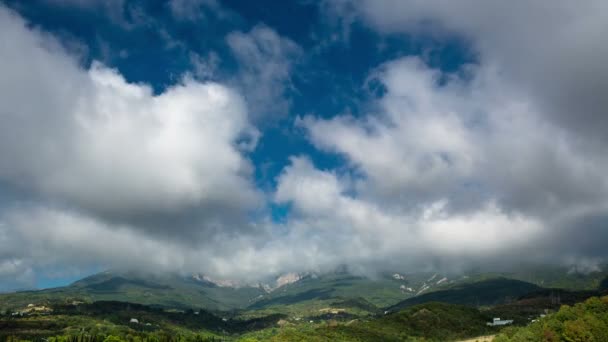 Picos de montanha, tempo-lapso de nuvens sobre cume de montanha — Vídeo de Stock