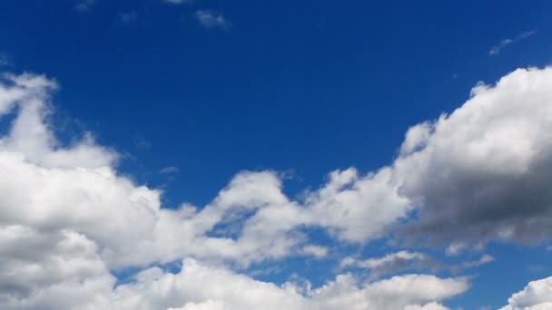 Beyaz bulutlu mavi gökyüzü — Stok video