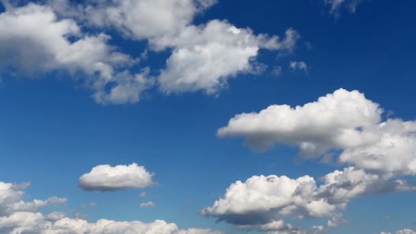 Modrá obloha s bílými mraky — Stock video