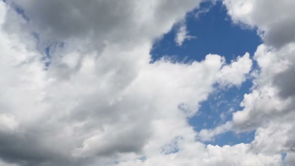 Cielo azul con nubes blancas — Vídeos de Stock