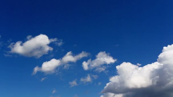 Blauwe lucht met witte wolken — Stockvideo