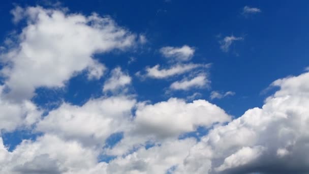 Céu azul com nuvens brancas — Vídeo de Stock