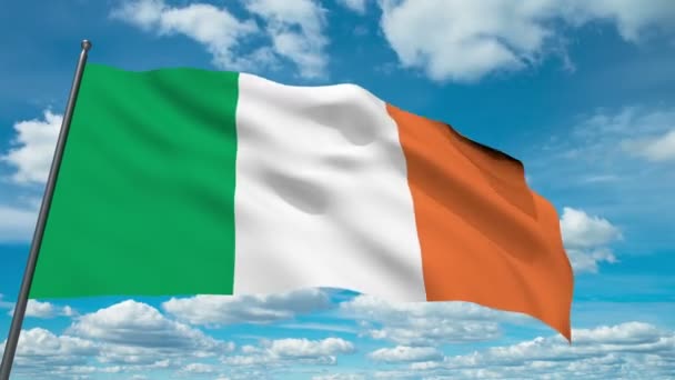 Drapeau de l'Irlande agitant sur fond de nuages temporels — Video