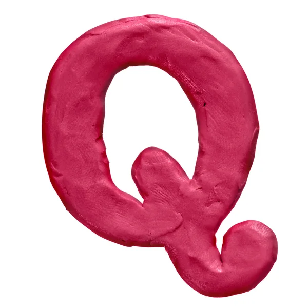 Пластикова червона літера Q ізольована на білому тлі — стокове фото