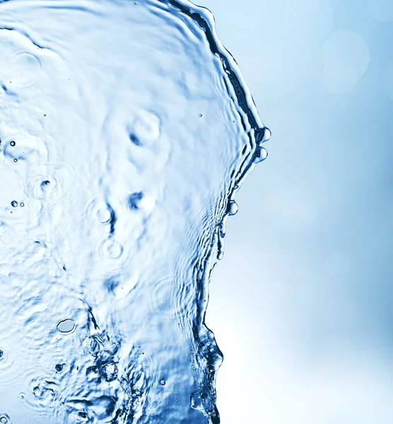 Salpicadura de agua azul aislada sobre fondo blanco — Foto de Stock