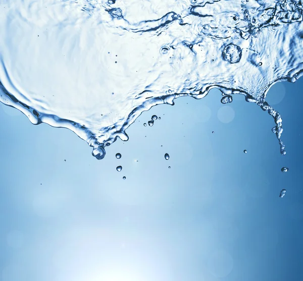 Salpicadura de agua azul aislada sobre fondo blanco — Foto de Stock