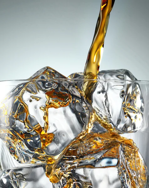 Pouring Scotch Whisky in Glass with perfect ice — Stock Photo, Image