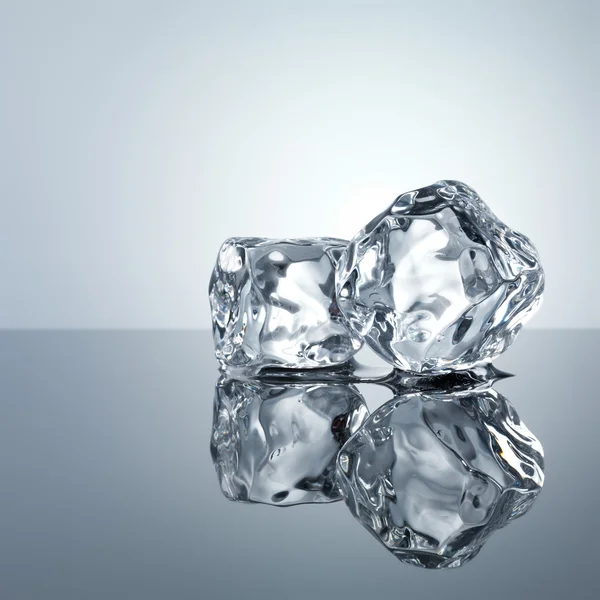 Кубики льоду мінімалістичний фон — стокове фото