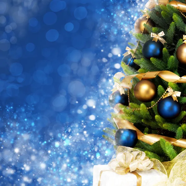 Μαγικά διακοσμημένο χριστουγεννιάτικο δέντρο με μπάλες, κορδέλες και γιρλάντες — Φωτογραφία Αρχείου