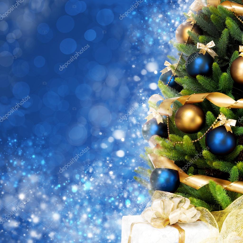 Árvore de Natal magicamente decorada com bolas, fitas e guirlandas fotos,  imagens de © smaglov #34119809