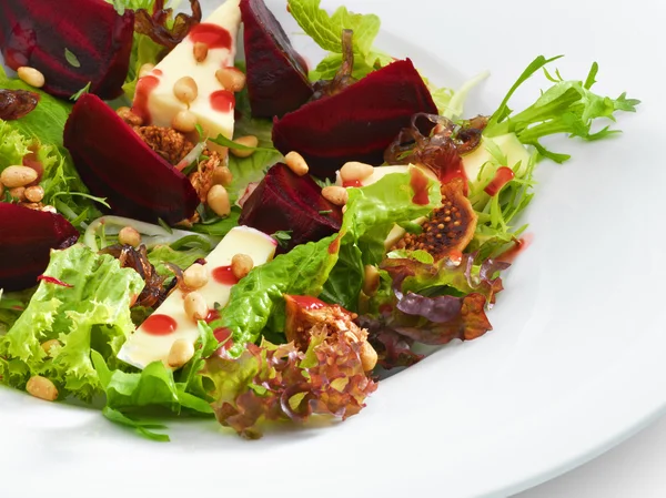 Tuore kasvissyöjä gourmet salaatti — kuvapankkivalokuva