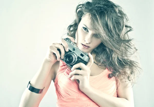 Giovane bella donna scattare una foto con una macchina fotografica retrò — Foto Stock