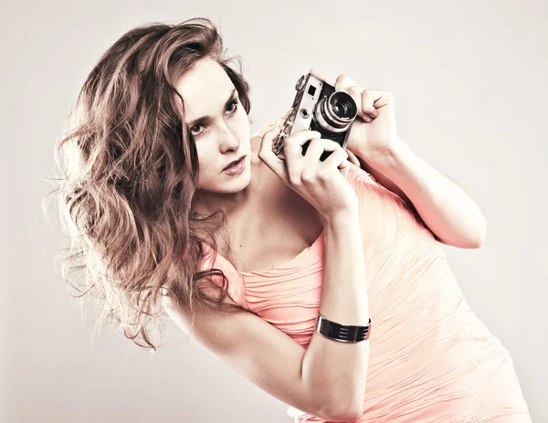 Young beautiful woman taking a photo with a retro camera — Stock Photo, Image