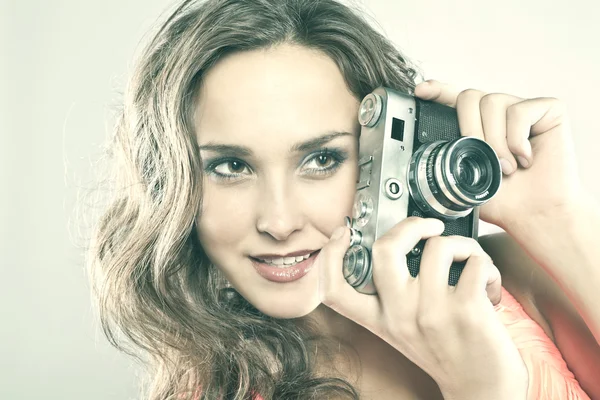 Joven hermosa mujer tomando una foto con una cámara retro —  Fotos de Stock