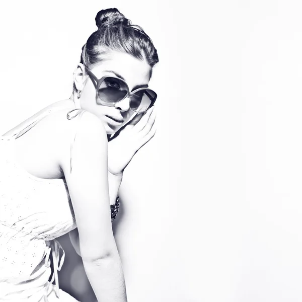Retrato de moda de una hermosa joven sexy con gafas de sol —  Fotos de Stock